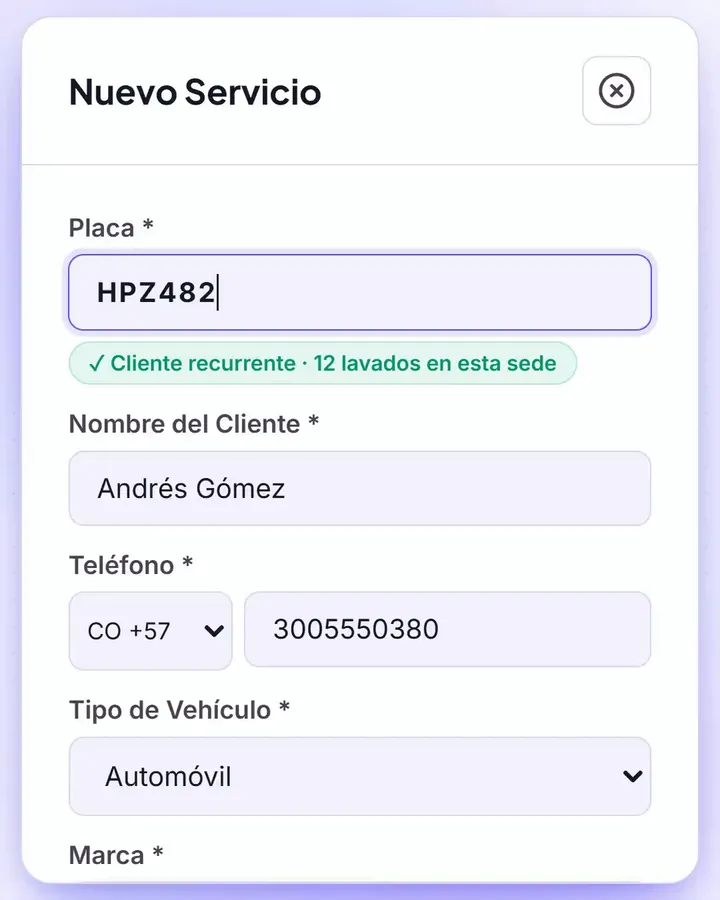 Vista móvil de DaliWash: al escribir la placa HPZ482 se completan los datos de Andrés Gómez, cliente recurrente con 12 lavados en la sede.