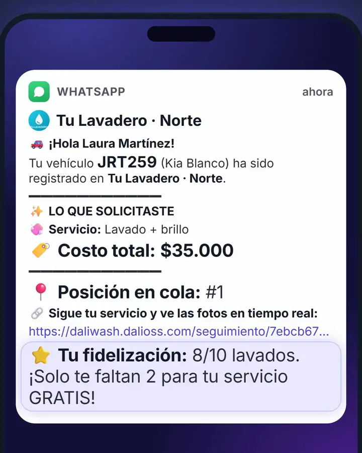 WhatsApp de registro en el celular de Laura: Lavado + brillo por $35.000, posición en cola #1, el link de seguimiento y 8 de 10 lavados para el servicio gratis.