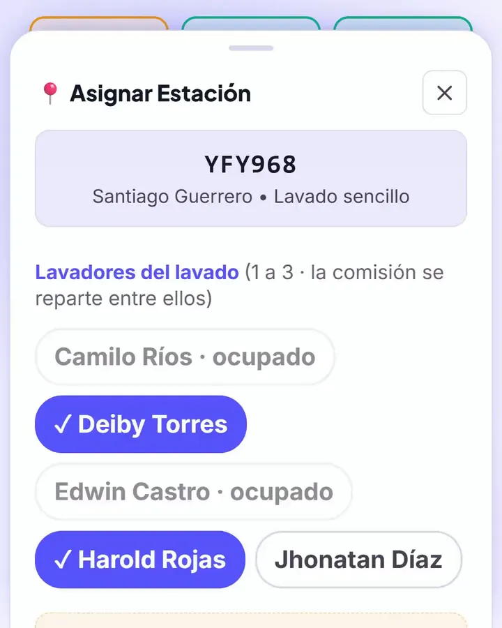 Asignación de estación en el celular: dos lavadores elegidos para el mismo carro, la foto de entrada y la bahía; el carro queda en proceso con los dos.
